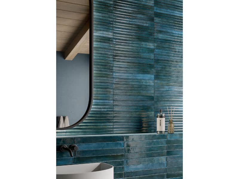Slim porcelain gloss wall tile with a ripple effect